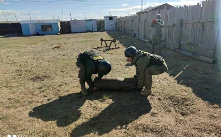 Айлын хашаанаас олдсон байлдааны зориулалттай бөмбөгийг аюулгүй болгожээ