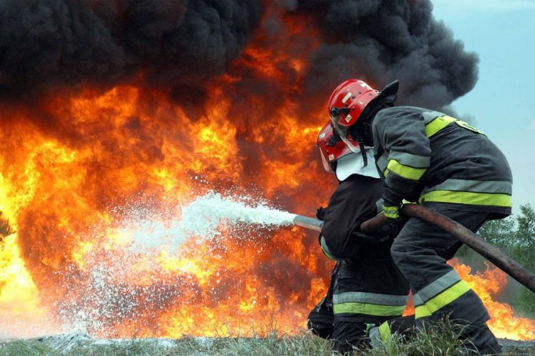 Эм, эмнэлгийн хэрэгсэл ачсан автобус шатжээ